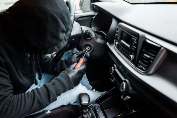 Do steering wheel claws make sense to increase theft protection? selective focus of robber holding screwdriver near 2022 12 16 17 33 18 utc 599x400 - Do steering wheel claws make sense to increase theft protection?