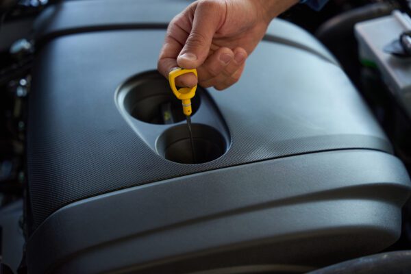 Checking and measuring the oil level in your car: This is how to do it correctly! driver checks the oil level in the car 2022 10 10 15 56 49 utc 600x400 - Checking and measuring the oil level in the car: This is how to do it correctly!