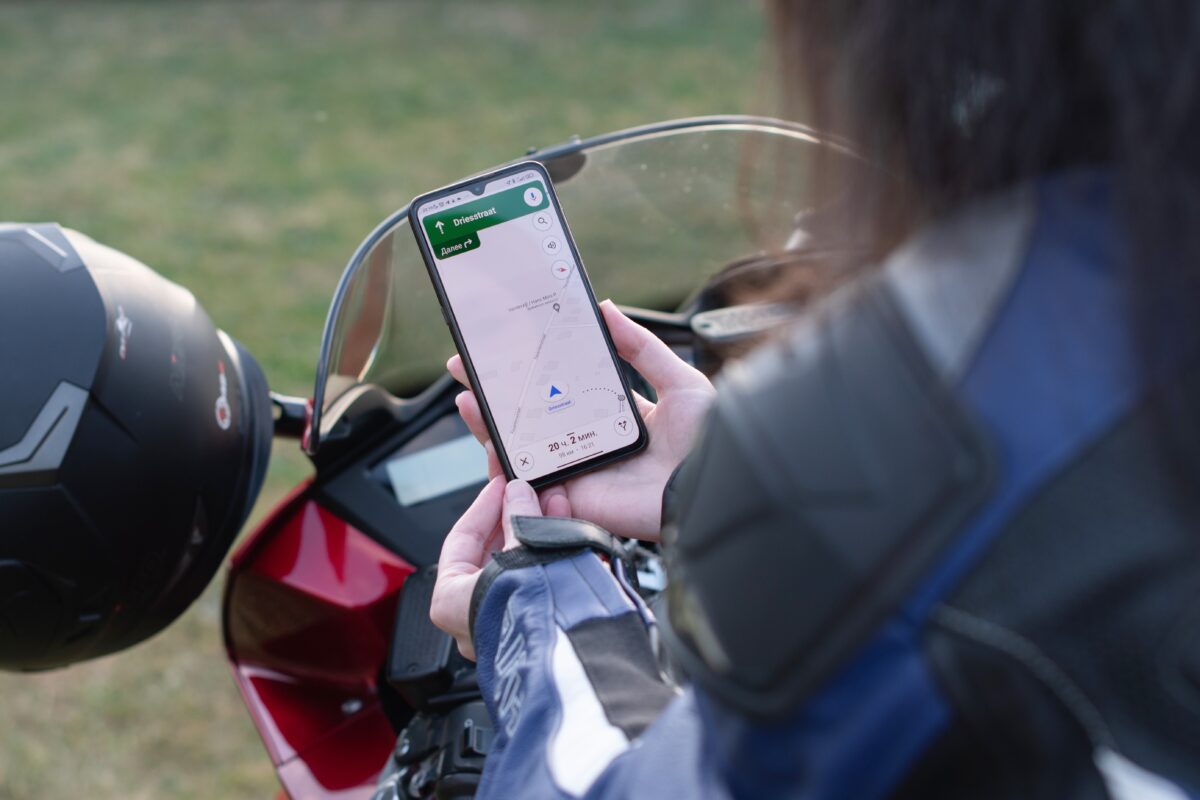 Motorcycle trips biker girl on a motorcycle enjoys with a navigator 2022 11 10 02 17 15 utc 1200x800 - Motorradreisen